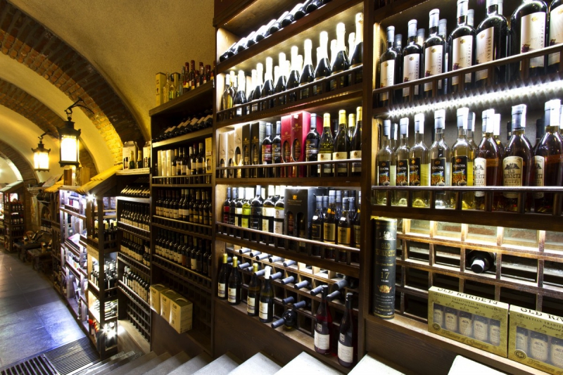 ecommerce-THEOULE SUR MER-min_world_street_travel_shop_canon_georgia_wine_bottles-429767